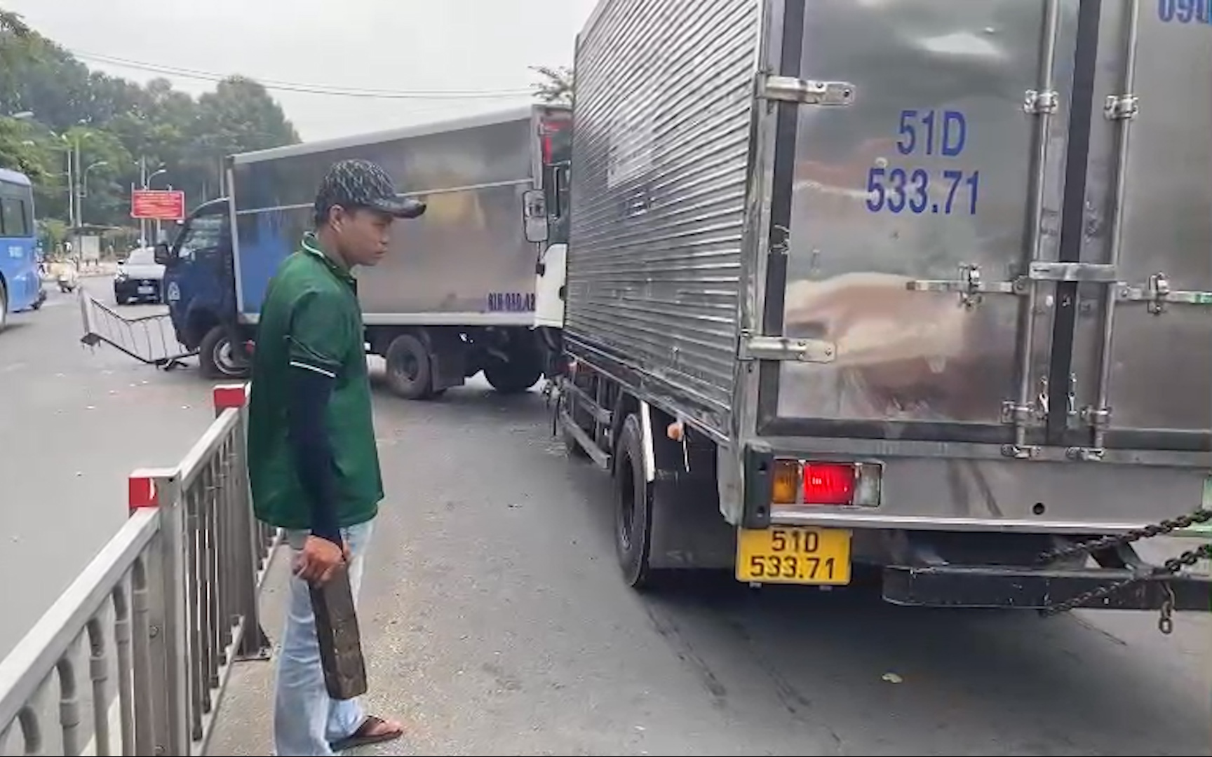 TP.HCM: Hiện trường vụ hai xe tải va chạm cày nát dải phân cách trên đường Hoàng Minh Giám