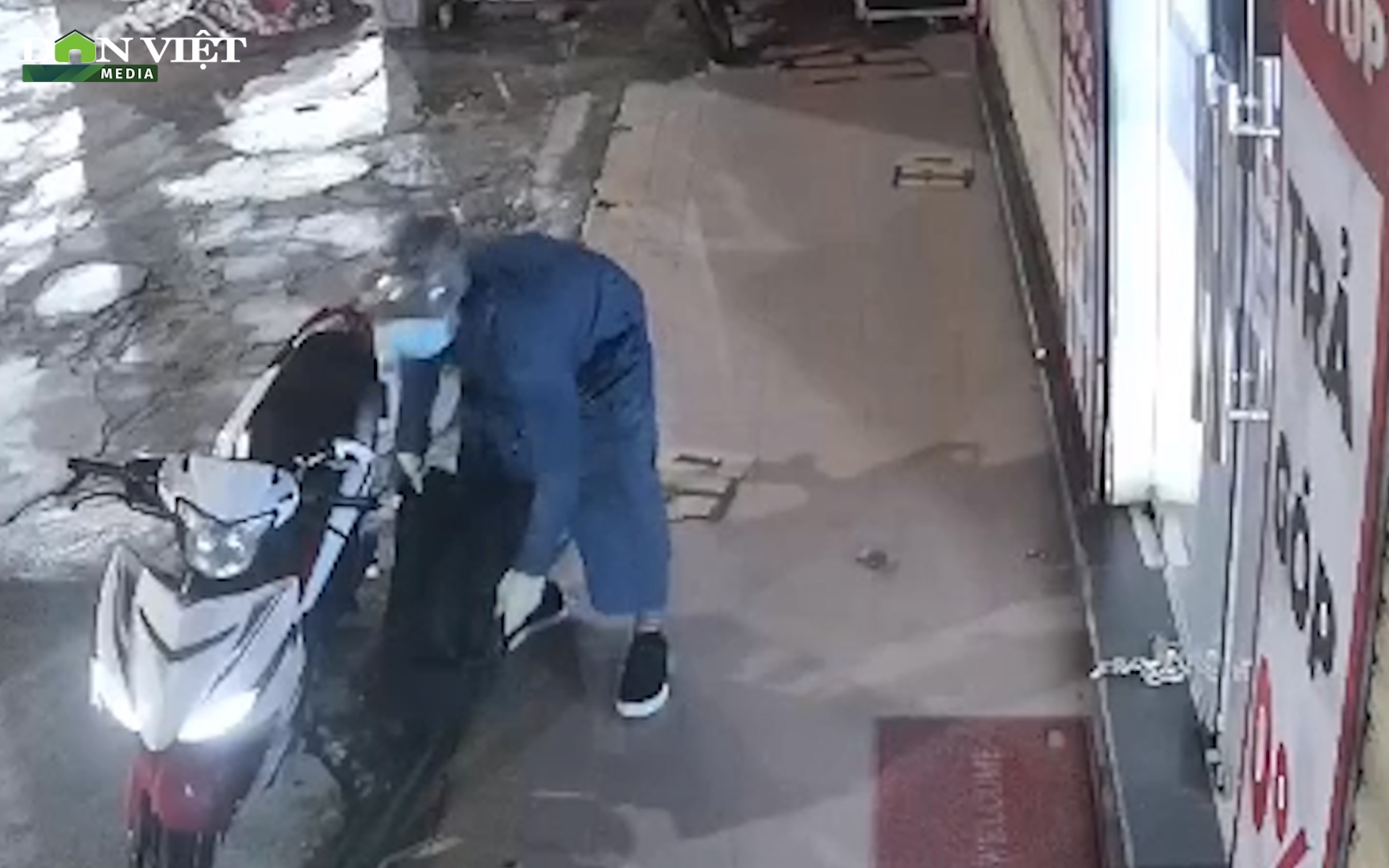 Video: Truy tìm người đàn ông đột nhập cửa hàng FPT trộm hơn 1,3 tỷ đồng chỉ trong 6 phút