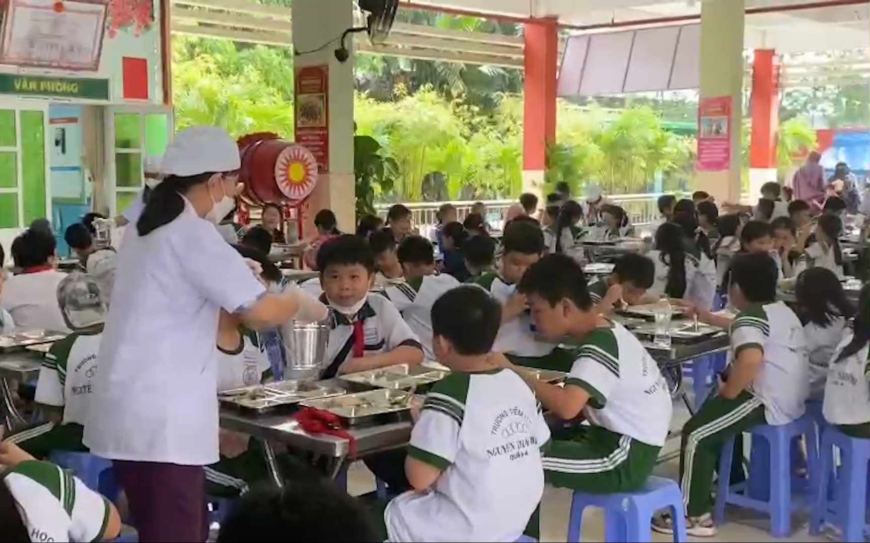 Video: Cận cảnh quy trình thực hiện bữa ăn bán trú an toàn cho học sinh TP.HCM