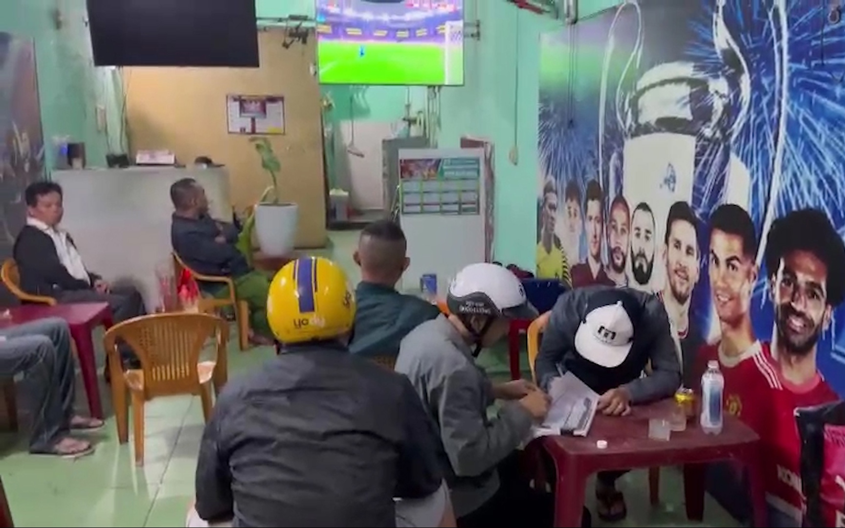 Video: Phá ổ cá độ bóng đá tiền tỷ tại quán cà phê ở Huế