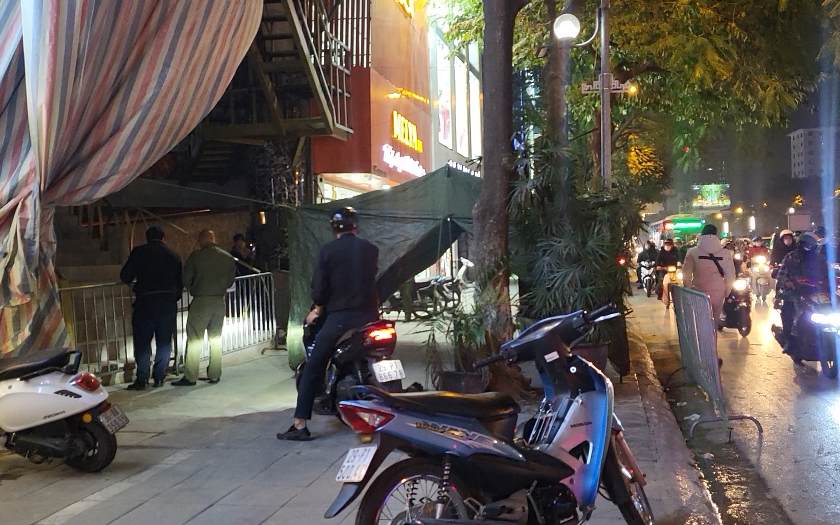 Hà Nội: Căng lều ngăn chặn cơ sở karaoke “hoạt động chui” sau phản ánh của Dân Việt
