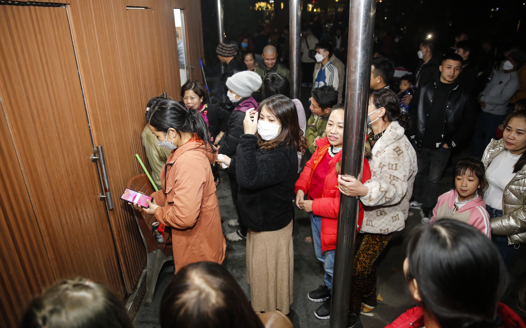 Đi đón Giáng sinh, người dân phải xếp hàng chờ cả tiếng đồng hồ để đi vệ sinh ở Hà Nội