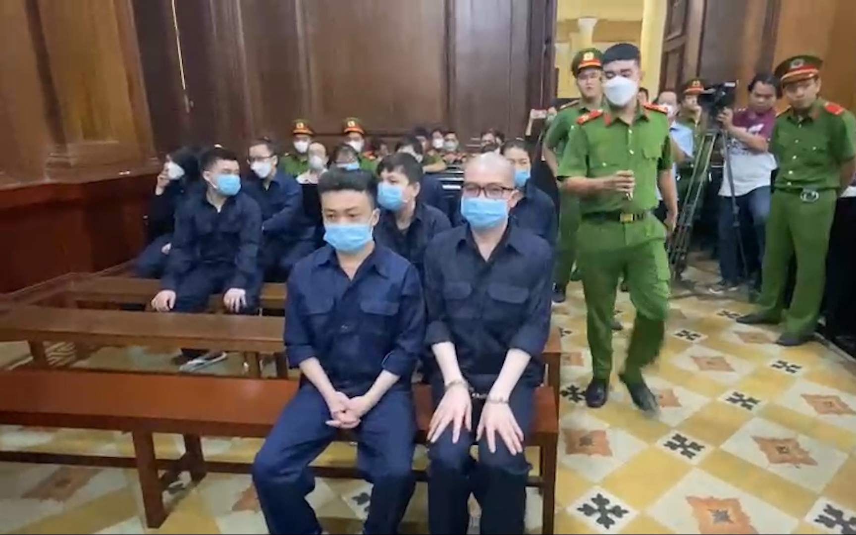 Clip: Hôm nay TAND TP.HCM tuyên án Nguyễn Thái Luyện và 22 đồng phạm trong vụ Công ty Alibaba lừa đảo, rửa tiền