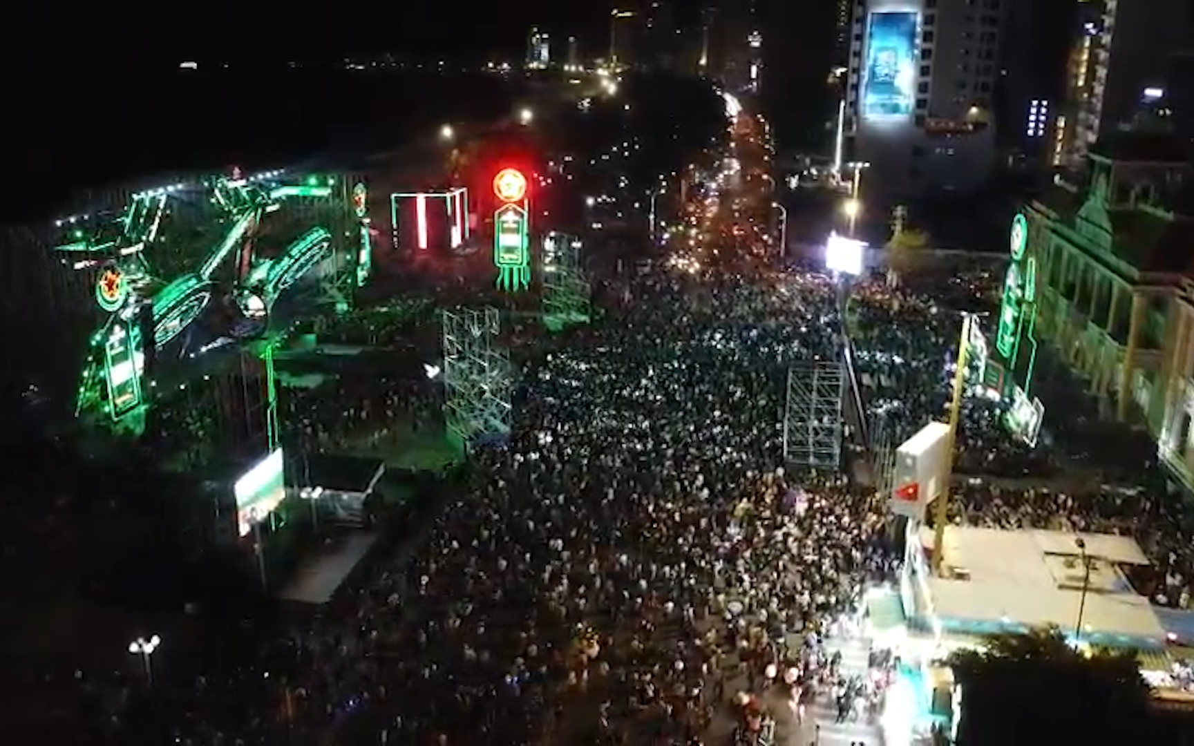 Video: Hàng ngàn người dân ùn ùn kéo đến trung tâm Nha Trang đón Tết dương lịch 2023