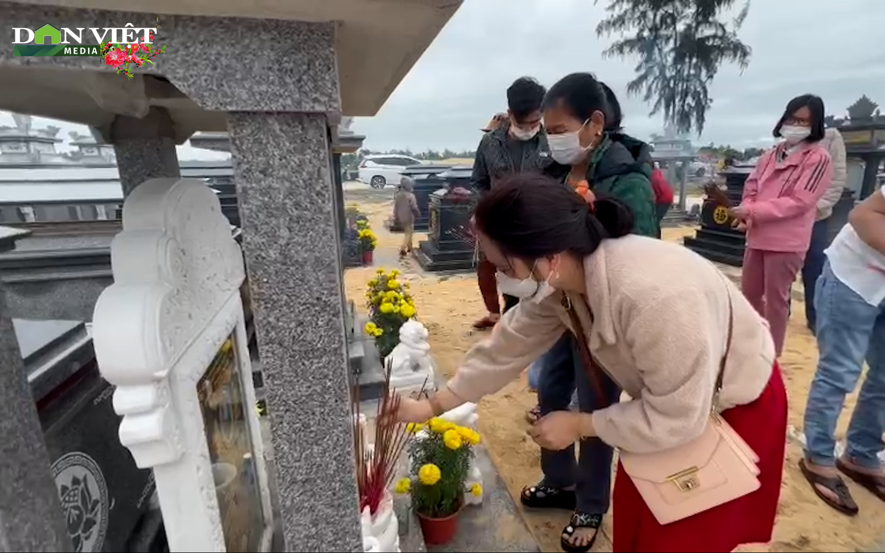 Mùng 1 Tết, người dân Quảng Nam nô nức đi viếng mộ tổ tiên