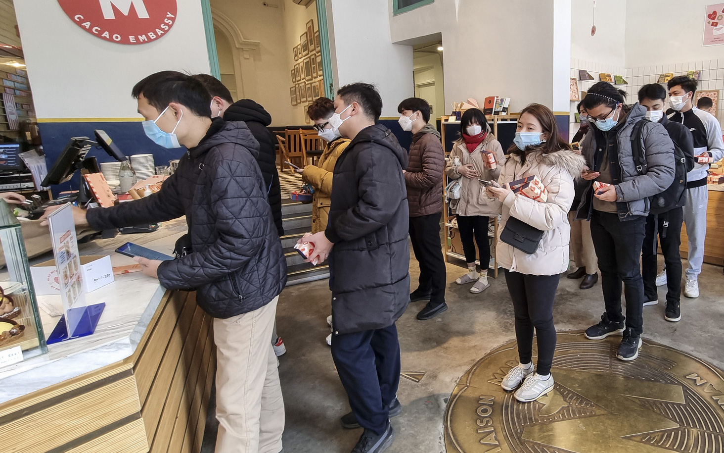 Hà Nội: Nam giới xếp hàng dài chờ mua socola dịp Valentine