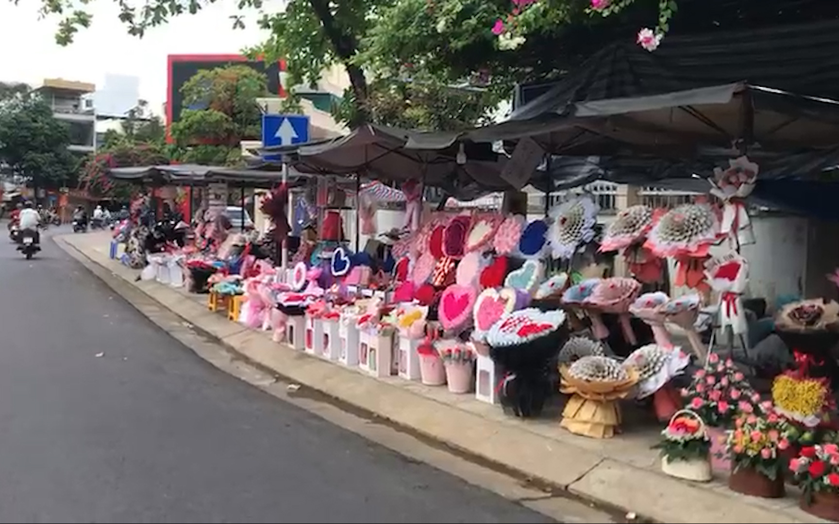 Nha Trang: Gần hết lễ tình nhân, cửa hàng hoa vẫn “ngóng khách”