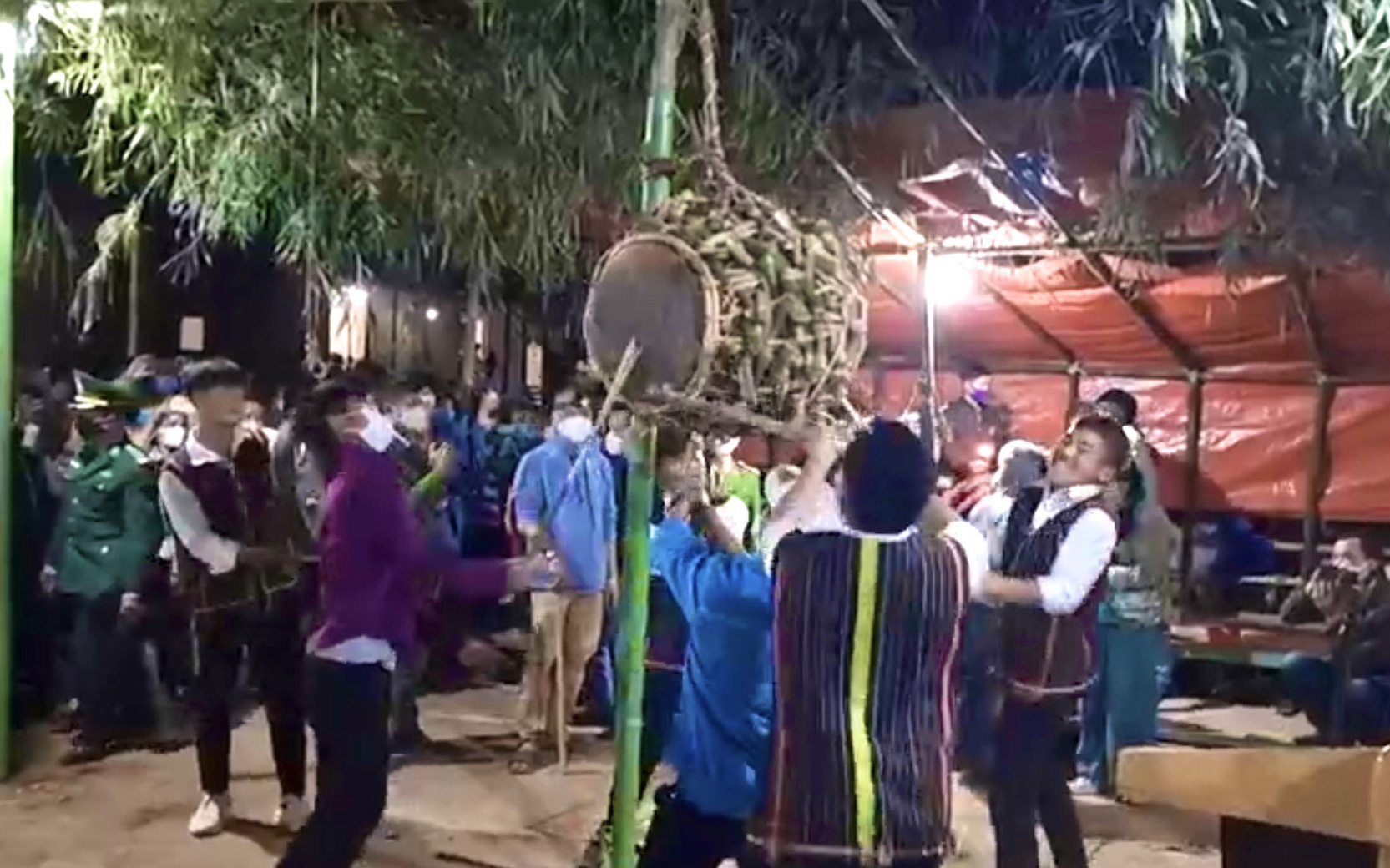 Lễ hội đập trống của người Ma Coong, cả làng xúm vào đập thủng mặt trống, nam nữ dắt nhau vào rừng