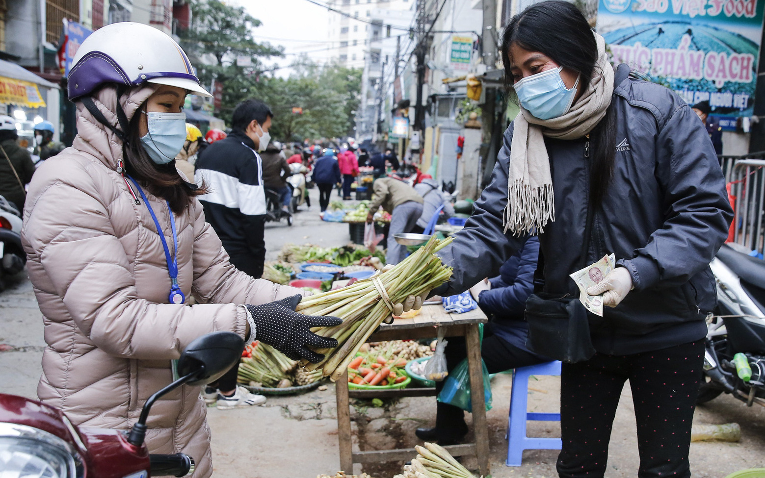 Tiểu thương ồ ạt nhập hương liệu xông hỗ trợ điều trị Covid-19 về bán tại các chợ dân sinh ở Hà Nội