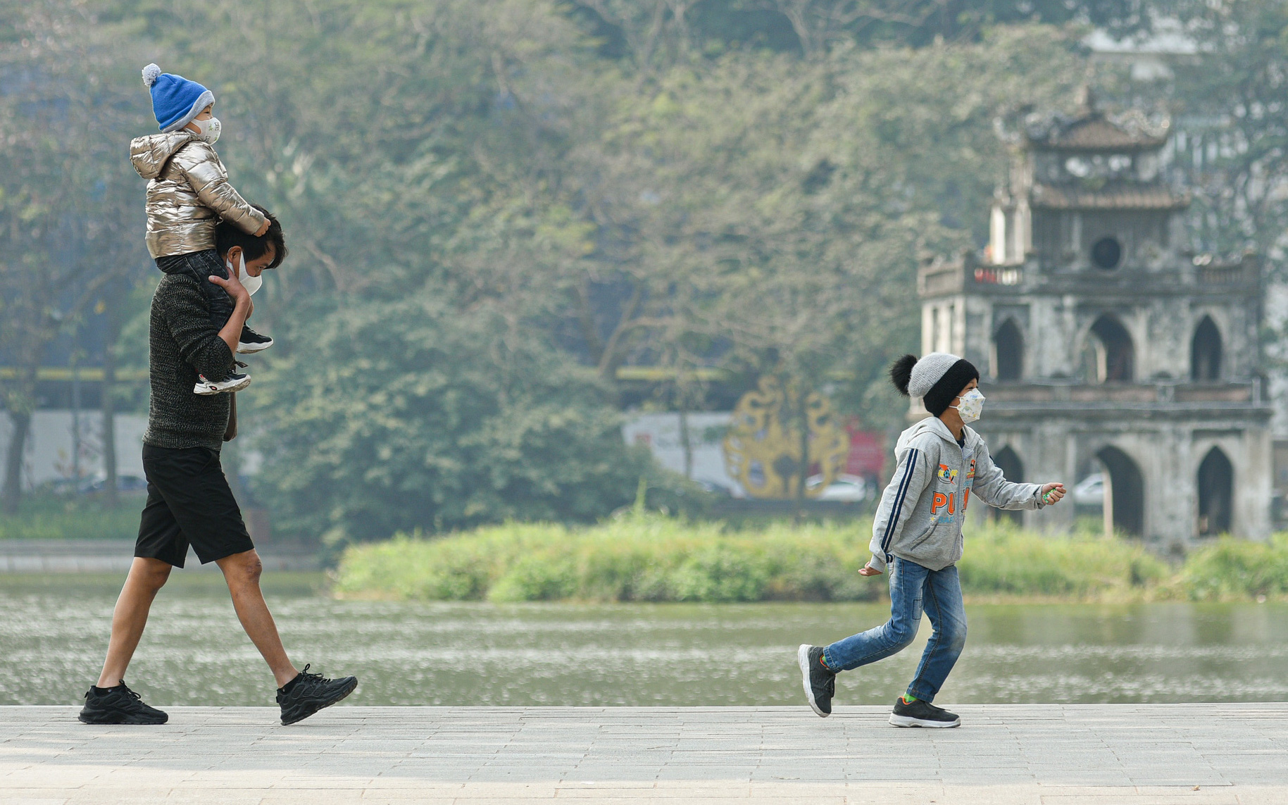 Hà Nội đón nắng vàng: Người dân thích thú dạo phố, cà phê và câu cá