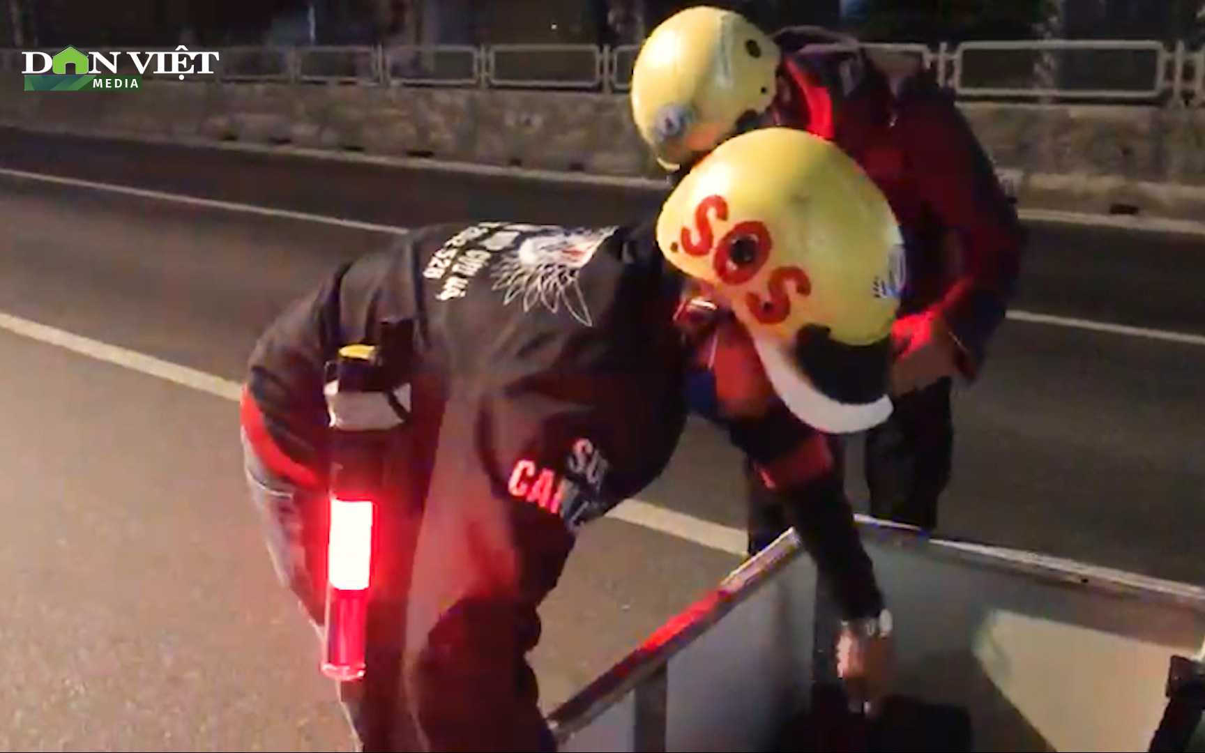 Video: Biệt đội thanh niên chuyên giúp người gặp nạn vào ban đêm ở Khánh Hòa