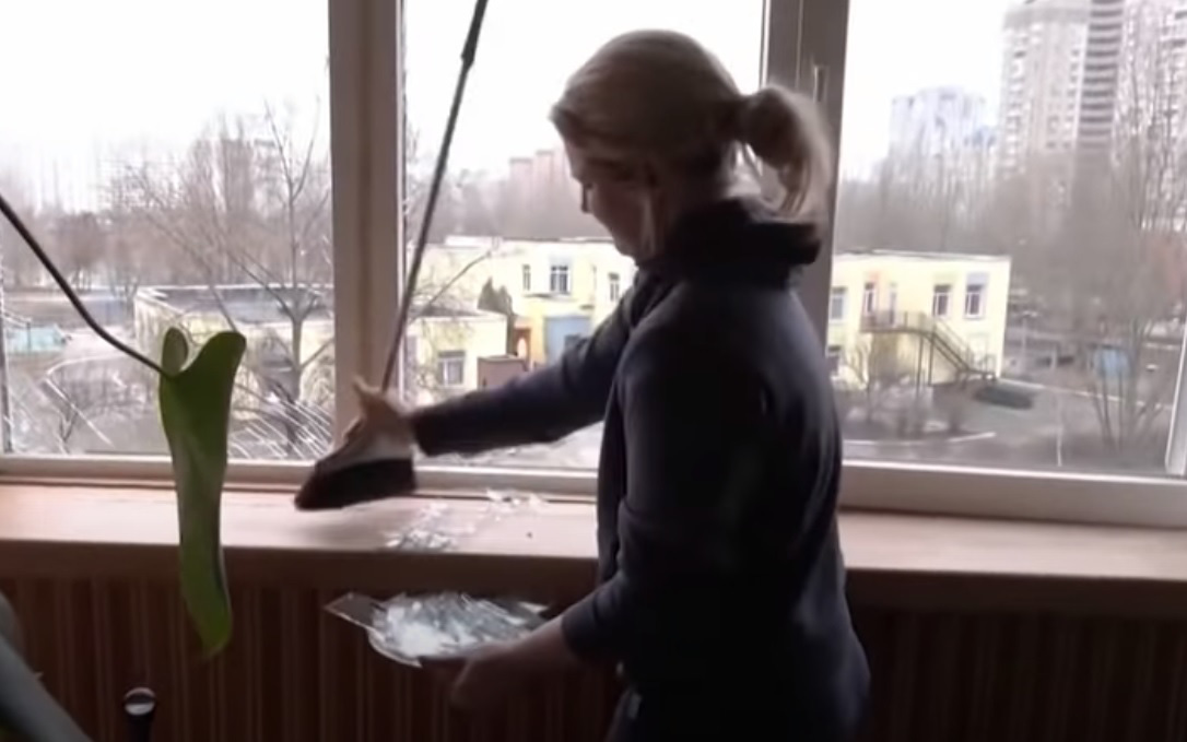 Video: Người phụ nữ Ukraine kìm nước mắt vừa dọn dẹp đống đổ nát vừa hát Quốc ca