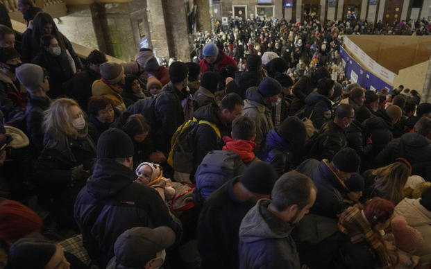 Cảnh tượng hỗn loạn tại các nhà ga Ukraine khi người dân tị nạn cố gắng chạy trốn khỏi khu vực chiến sự