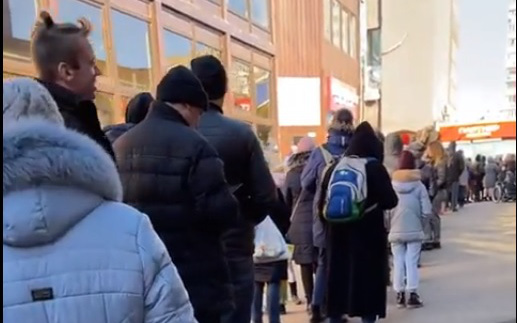 Video: Người dân Ukraine xếp hàng dài trăm mét để mua lương thực