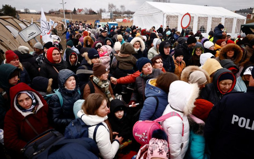 Người dân tị nạn Ukraine ùn ùn tràn qua biên giới vào Ba Lan