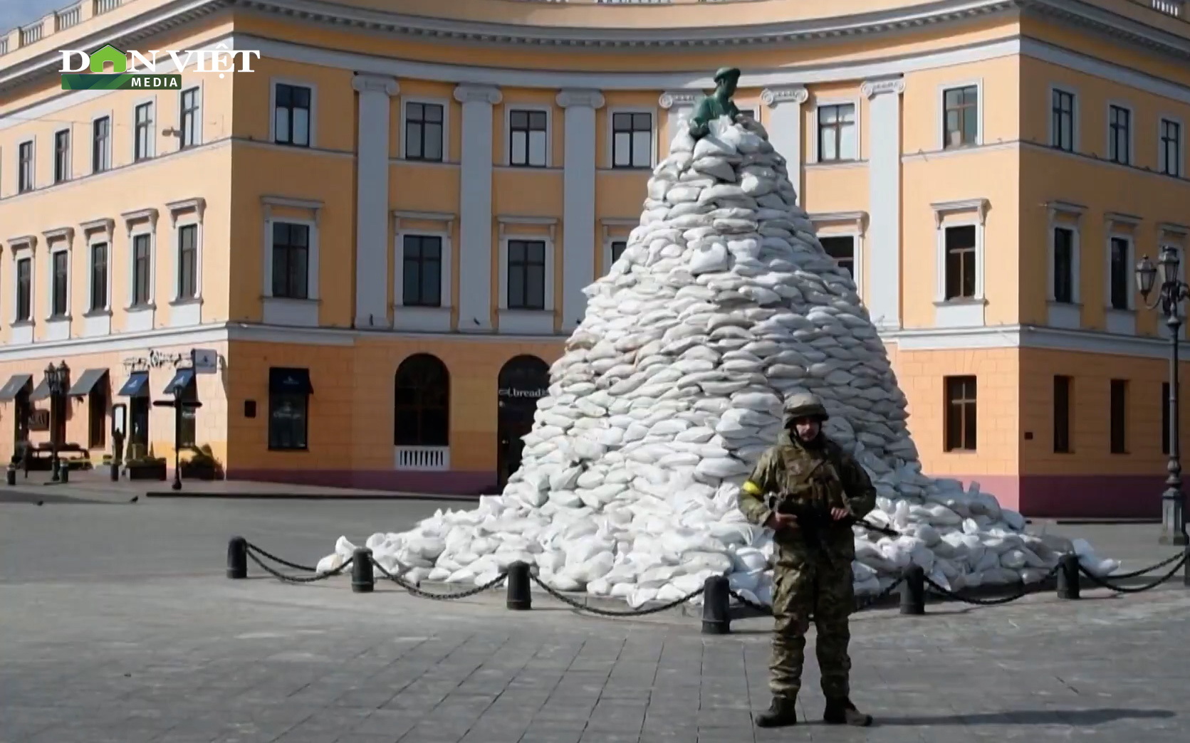Clip: Lo sợ Nga pháo kích, người Ukraine dùng bao cát che chắn di sản và công trình kiến trúc 