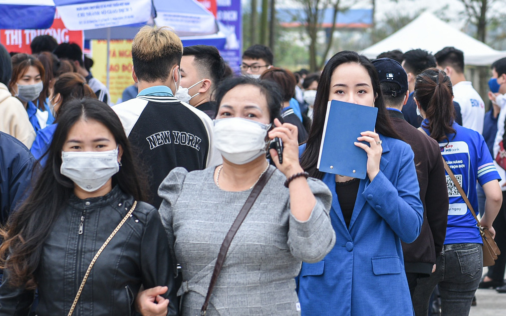 Hình ảnh phiên giao dịch việc làm thu hút hàng nghìn thanh niên tại Hà Nội