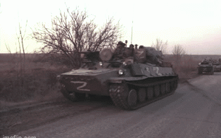 Đoàn xe quân sự hạng nặng mang biểu tượng Z của Nga tiến vào thành phố Mariupol của Ukraine