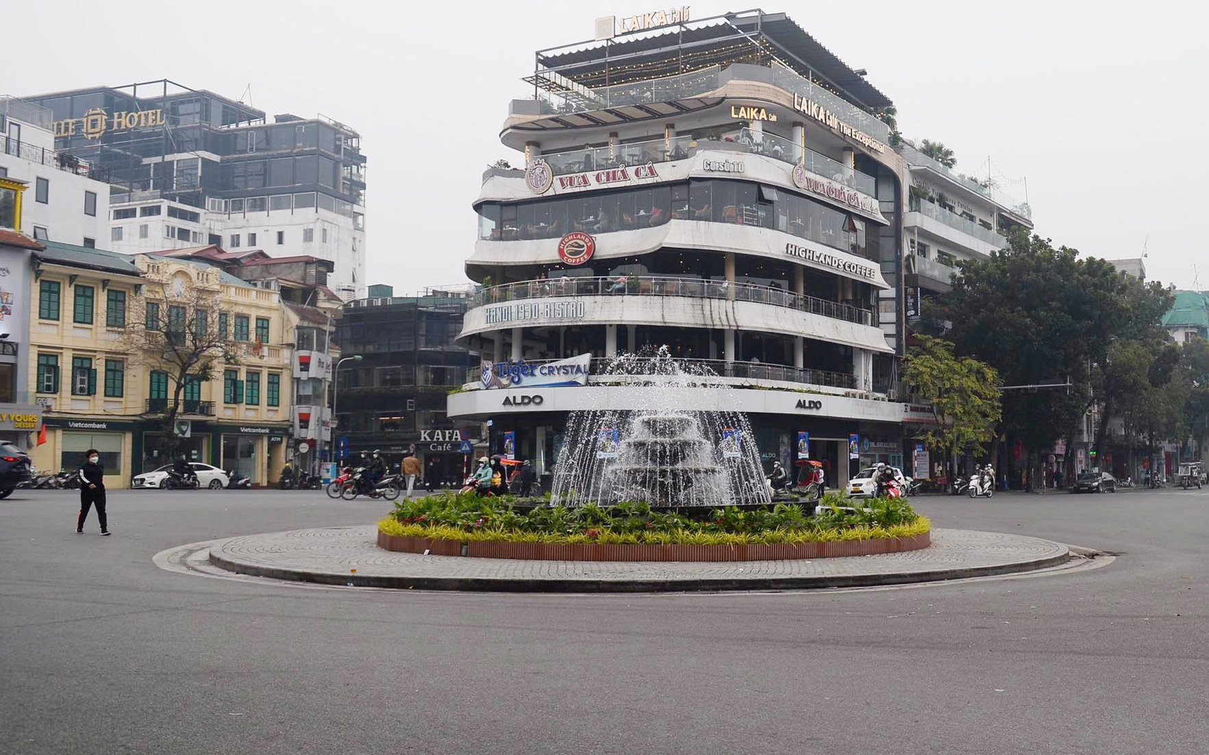 Đường phố vắng vẻ khi số ca mắc Covid-19 tại Hà Nội liên tục đạt đỉnh mới