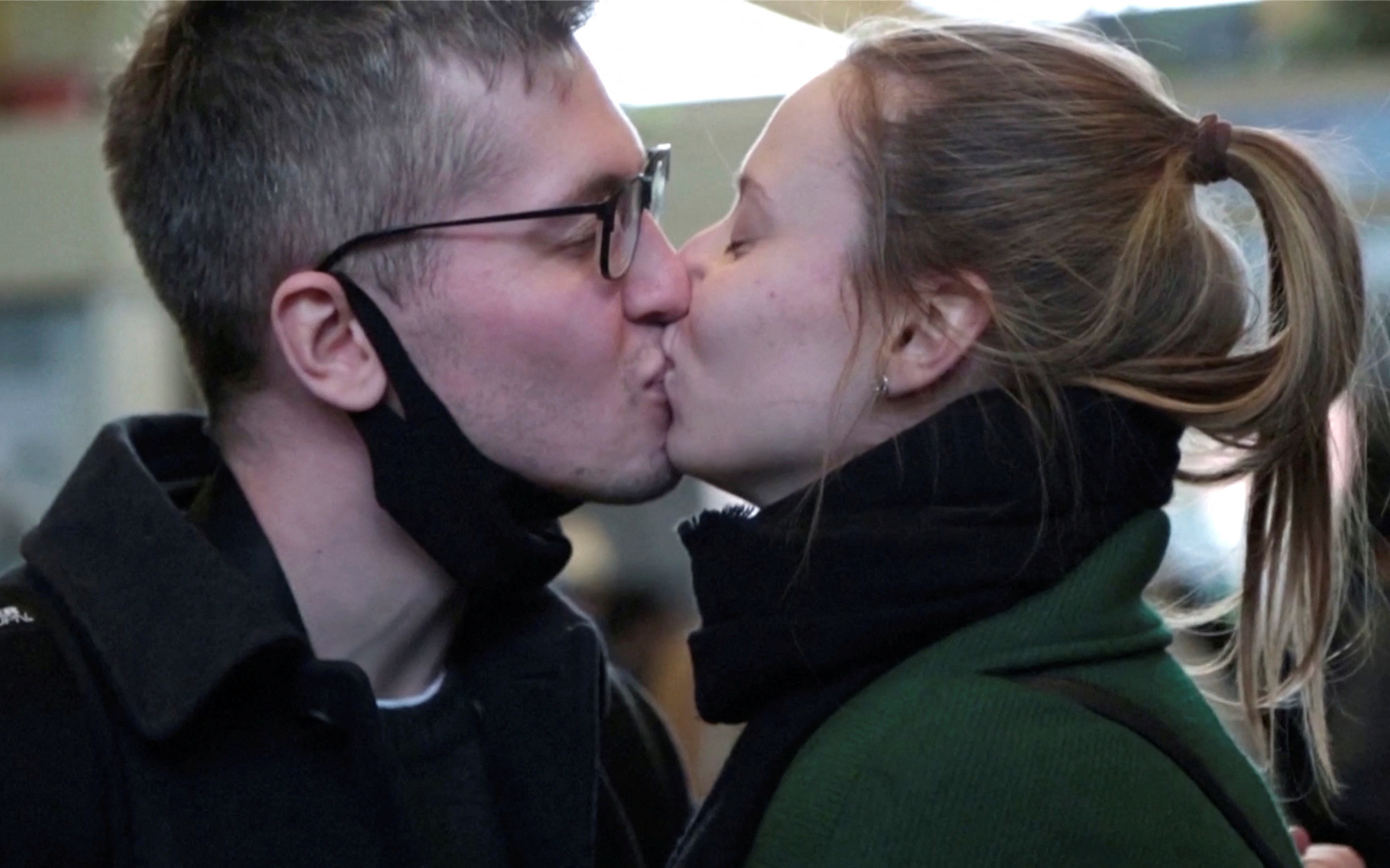 Cặp đôi Nga - Ukraine và hành trình 5 ngày gian nan rời khỏi Kiev