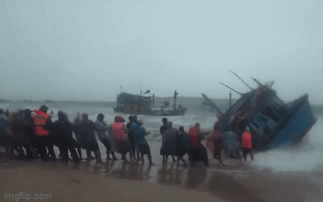 Phú Yên: Hàng trăm người dân tham gia trục vớt, kéo tàu thuyền bị sóng đánh vào bờ