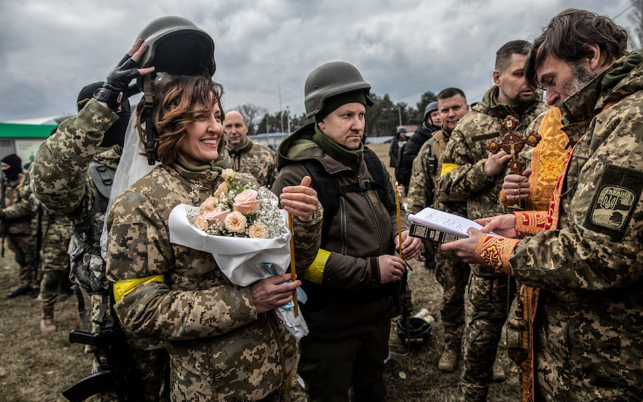 Đám cưới của cặp đôi quân nhân Ukraine ngay tại trạm kiểm soát Kiev