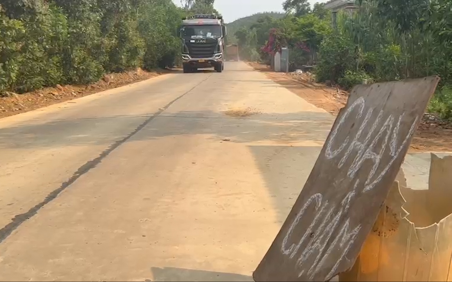 Bình Định: Dân dựng bảng, dùng gạch đá chặn đường đoàn ‘hung thần’ xe tải