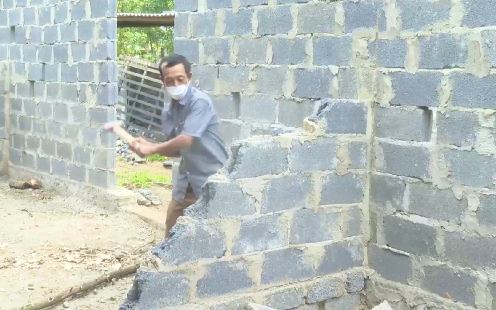 Người dân Quảng Bình tự đập bỏ công trình xây dựng đón đền bù cao tốc Bắc - Nam
