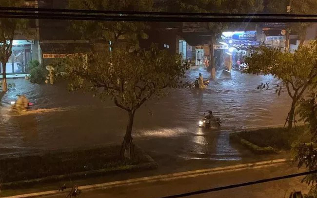 Mưa lớn khiến nhiều nhà dân ở Đà Nẵng bị ngập sâu, người dân phải chạy lụt giữa đêm