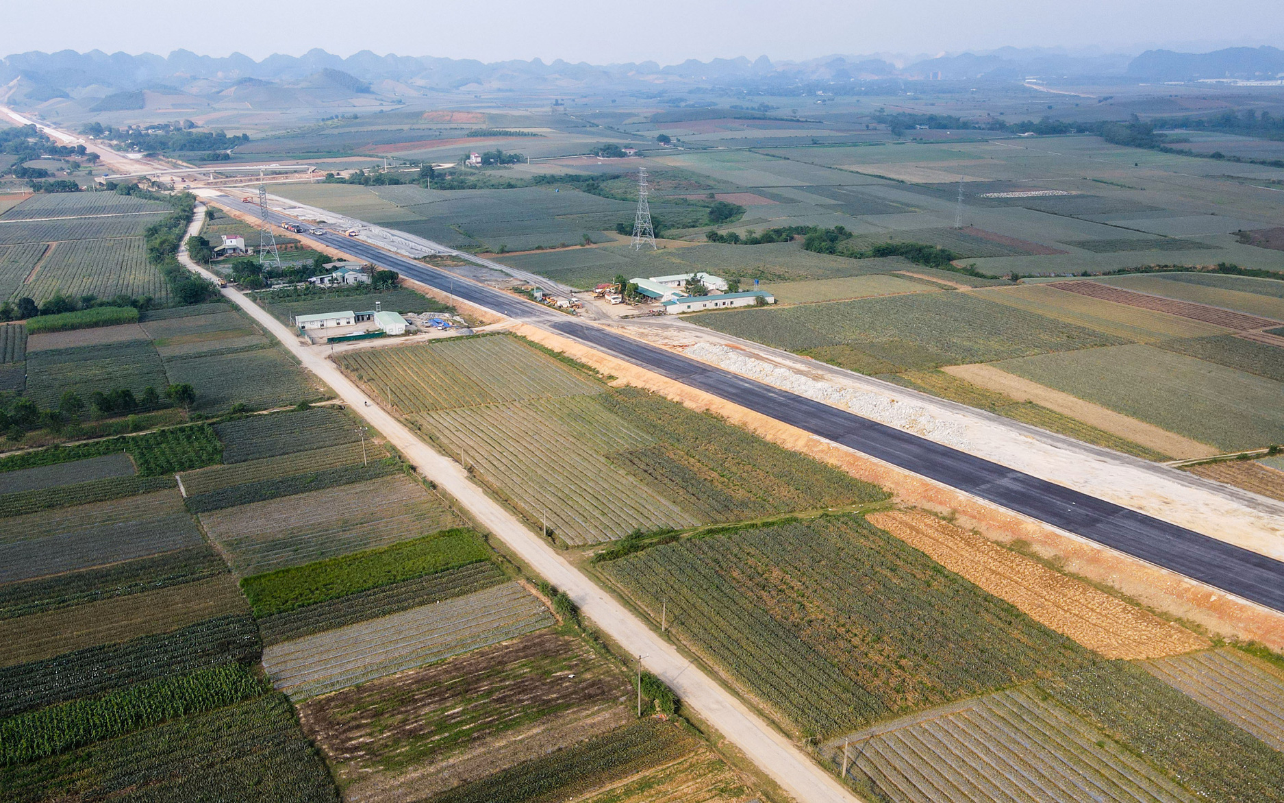 Hơn 200 m thảm nhựa đường đầu tiên tại cao tốc Bắc Nam đoạn Ninh Bình - Thanh Hoá