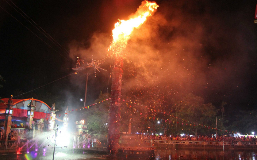 Rực lửa lễ đốt cây Đình Liệu ở Lễ hội Lộng Khê
