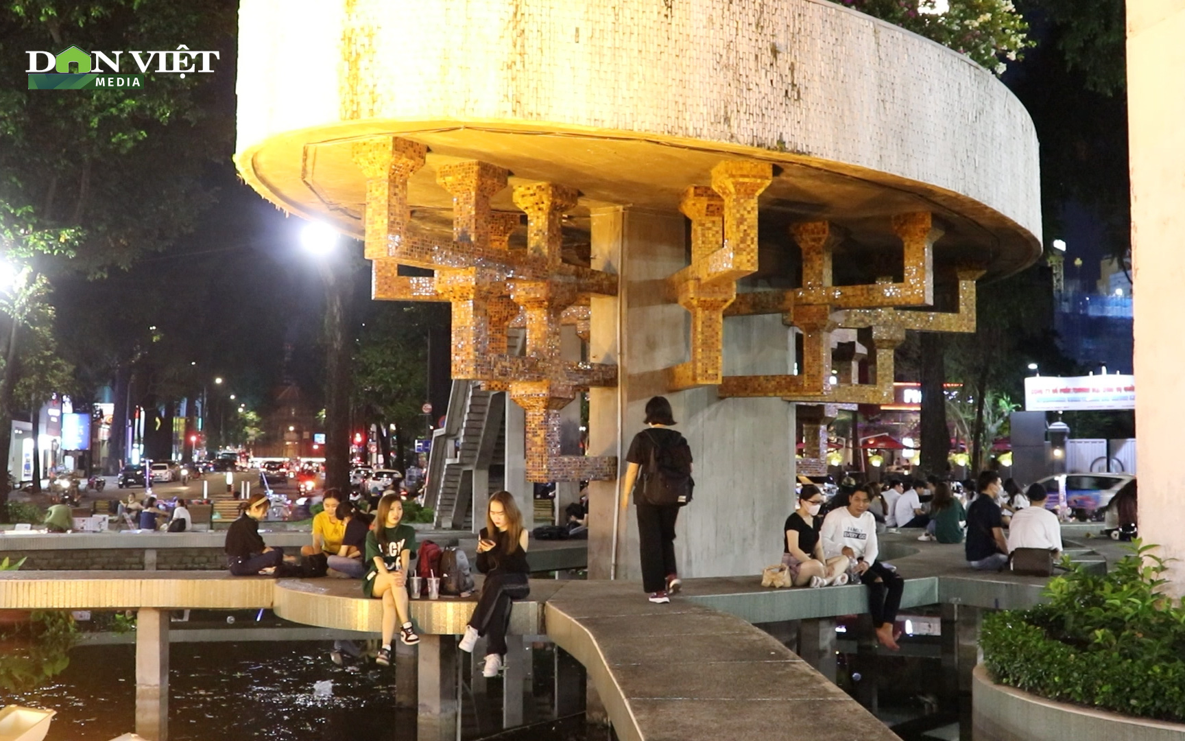 Chưa được cải tạo, Hồ Con Rùa vẫn là địa điểm lý tưởng về đêm của giới trẻ Sài Gòn dịp cuối tuần