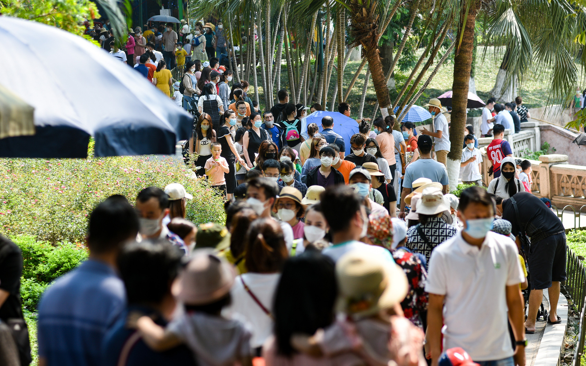 Công viên Thủ Lệ, Yên Sở đông nghịt người dịp nghỉ lễ giỗ Tổ Hùng Vương