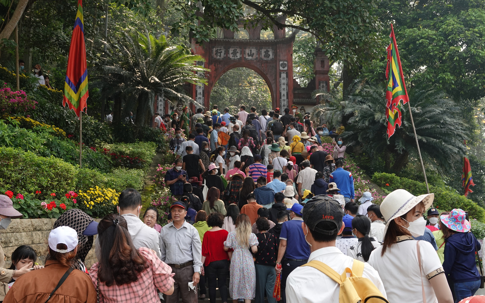Hàng vạn người dân chen chân lên đền Hùng dâng hương trước ngày chính lễ