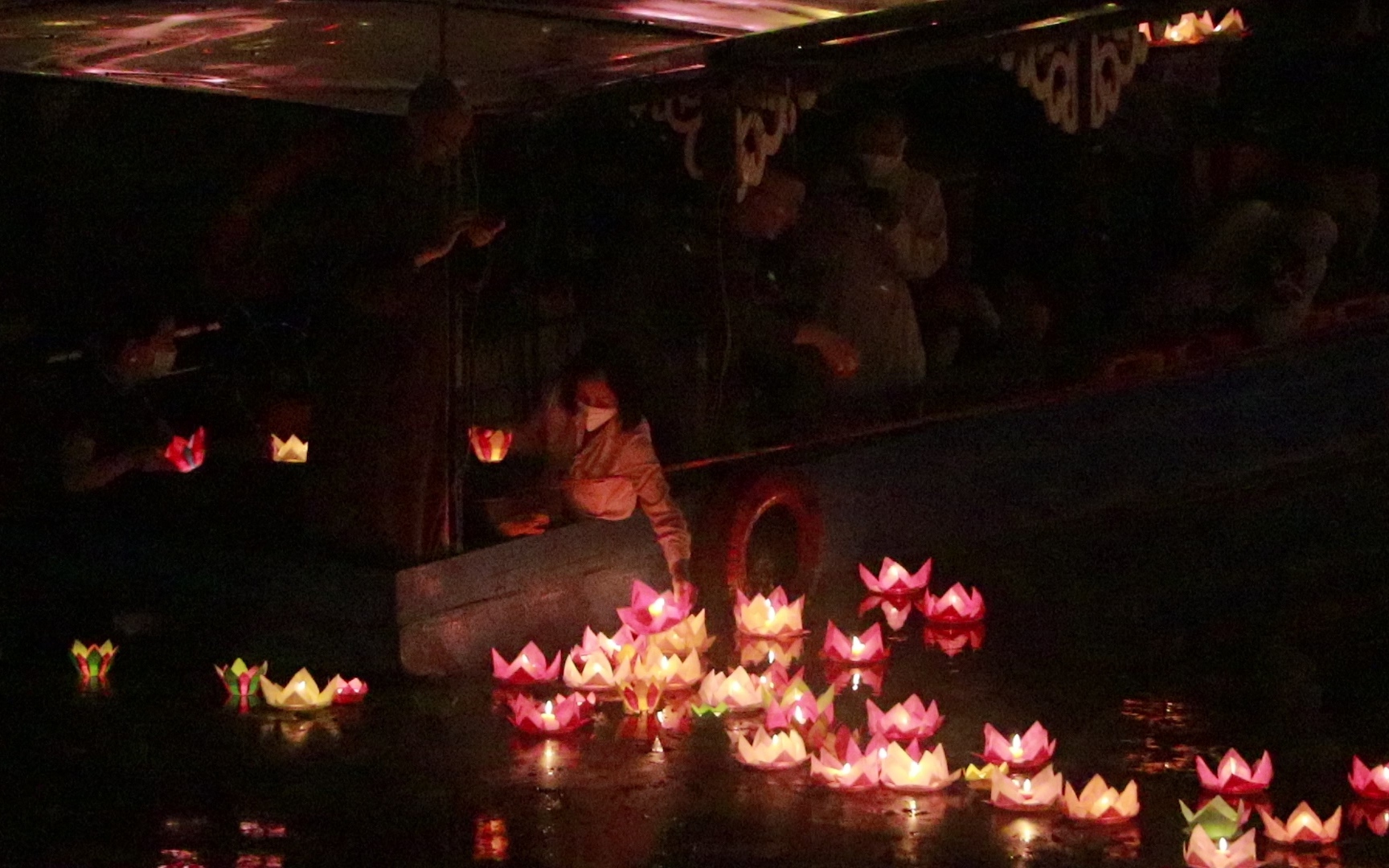 Hàng ngàn chiếc đèn hoa đăng cầu an được thả trước ngày đại lễ Phật Đản