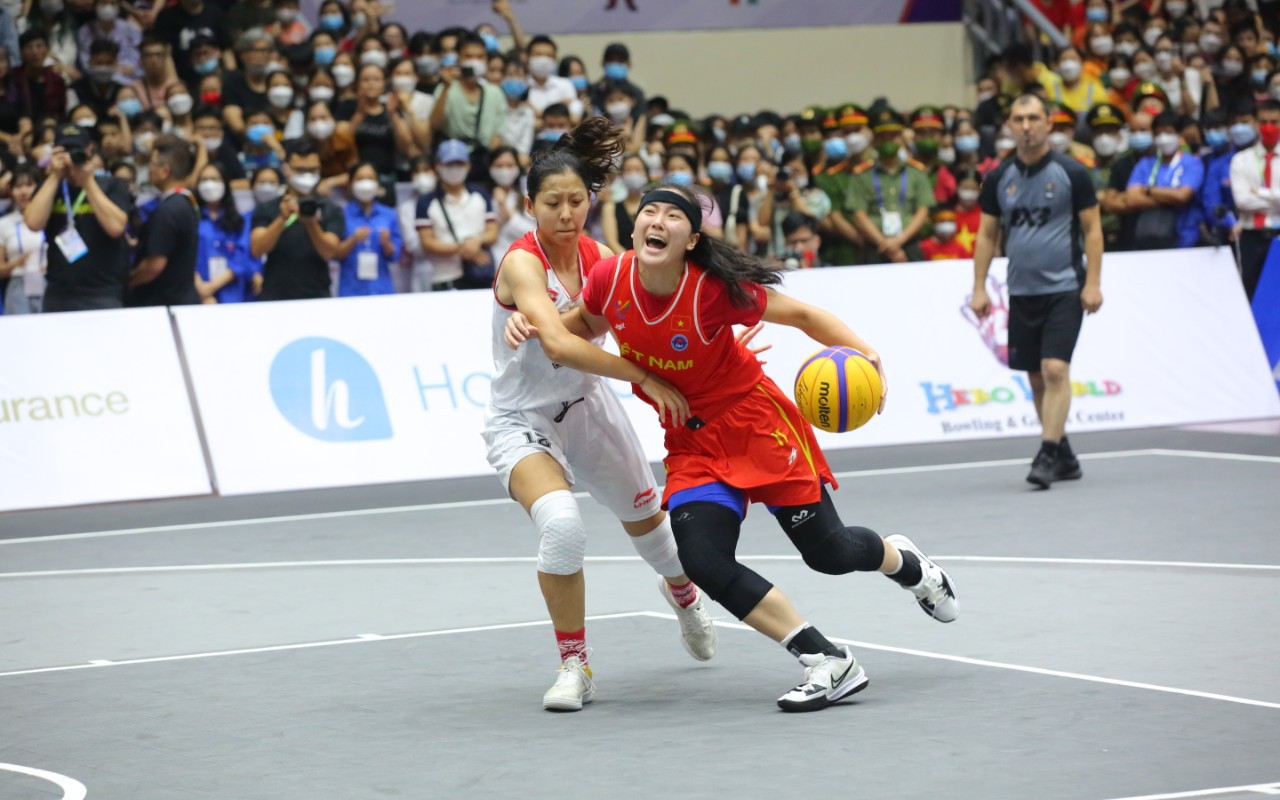 Pha chấn thương của Hoa khôi bóng rổ Trương Thảo Vy khiến cô phải rời sân trong trận Bán kết