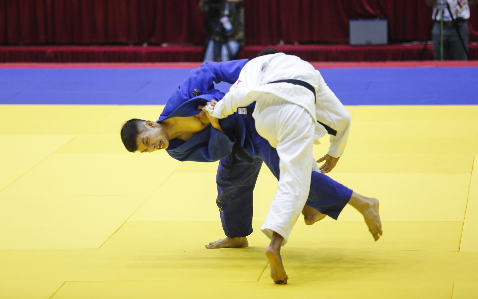 Võ sĩ Judo Việt Nam khóa chặt đối thủ và giành chiến thắng bằng luật bàn thắng vàng