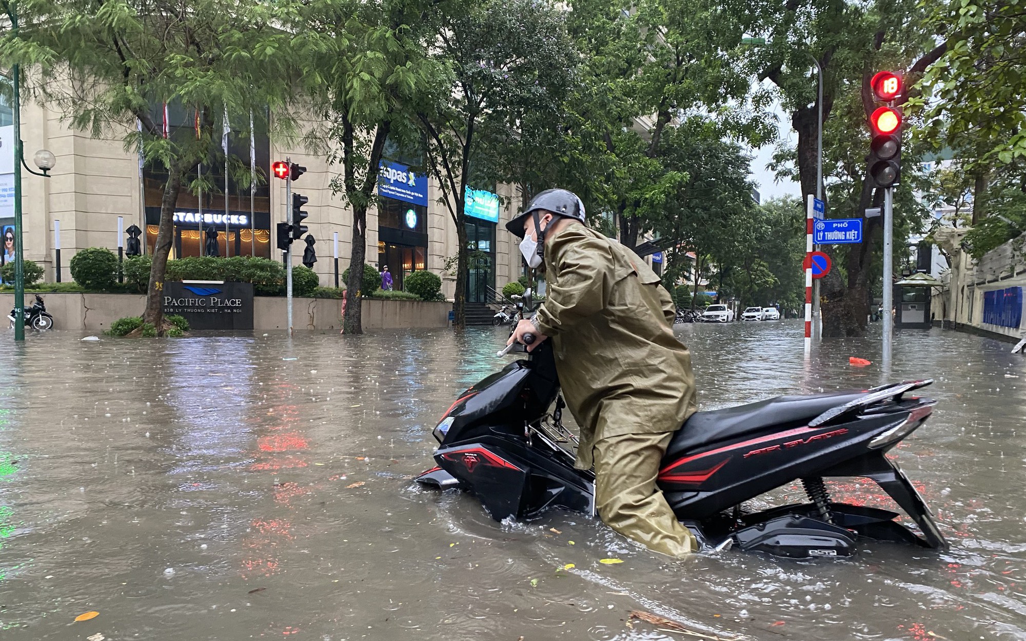 Đường phố Hà Nội ngập nặng sau cơn mưa, xe cộ 