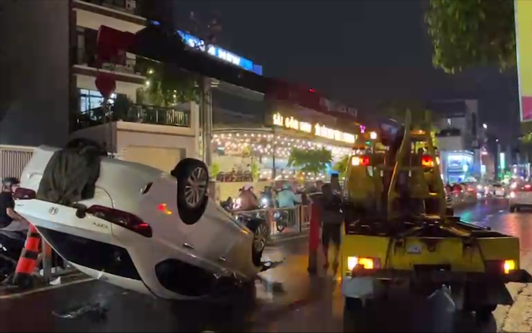Nóng: Trong đêm, người phụ nữ lái ô tô tông vào dải phân cách, khiến xe lật ngược trên phố Sài thành