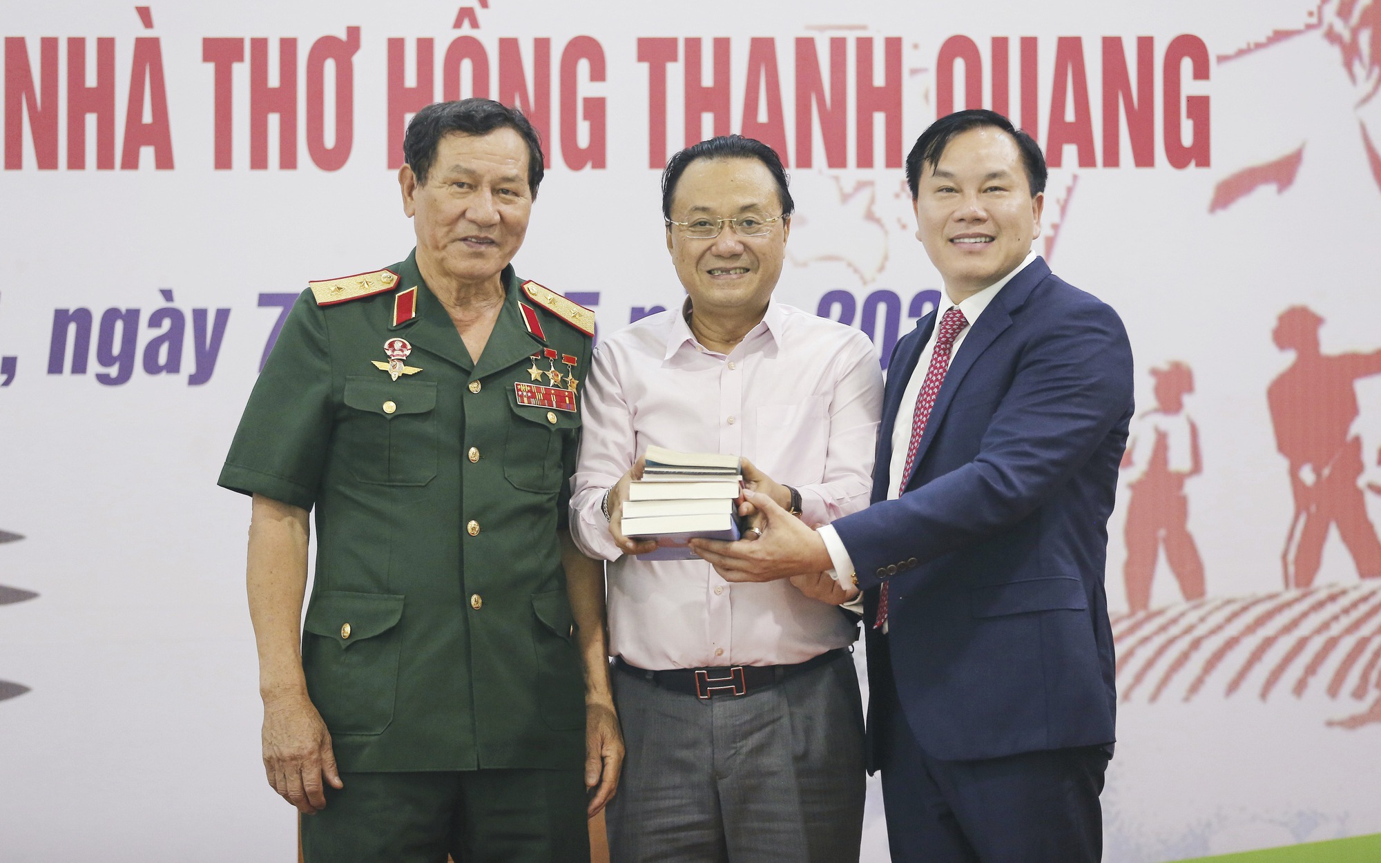 Tướng Phạm Tuân và Nhà thơ Hồng Thanh Quang 
