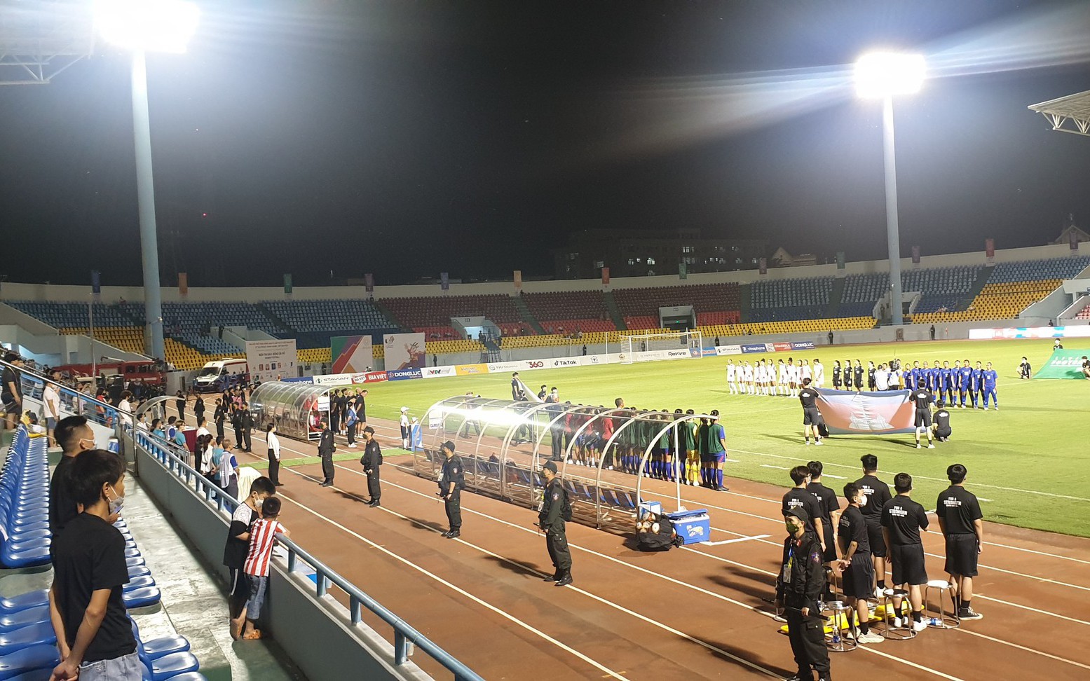 Miễn phí vé vào cửa trận khai mạc bóng đá nữ SEA Games 31, SVĐ Cẩm Phả vẫn vắng bóng người xem
