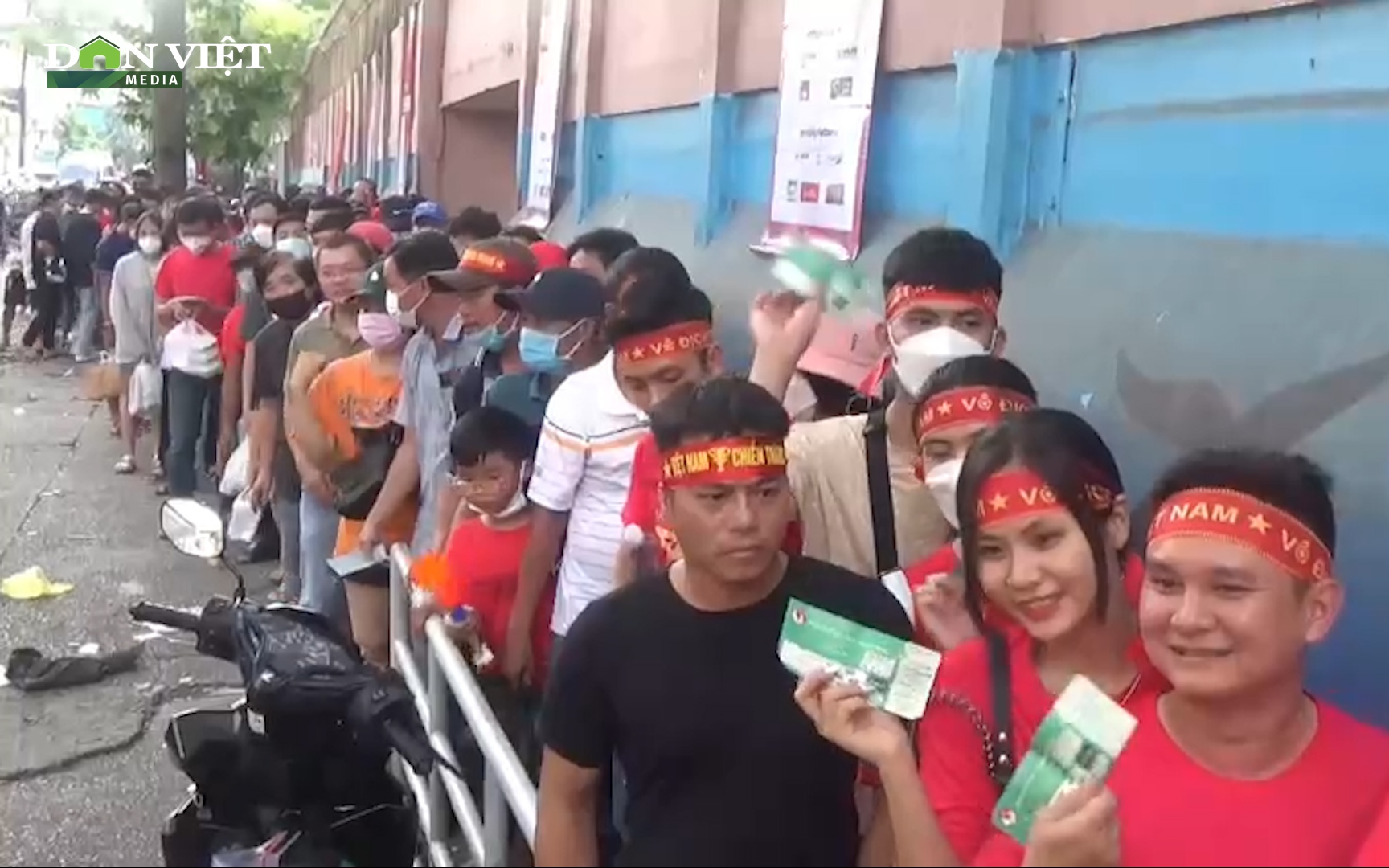 Hàng nghìn người hâm mộ đổ về sân Thống Nhất cổ vũ ĐT Việt Nam
