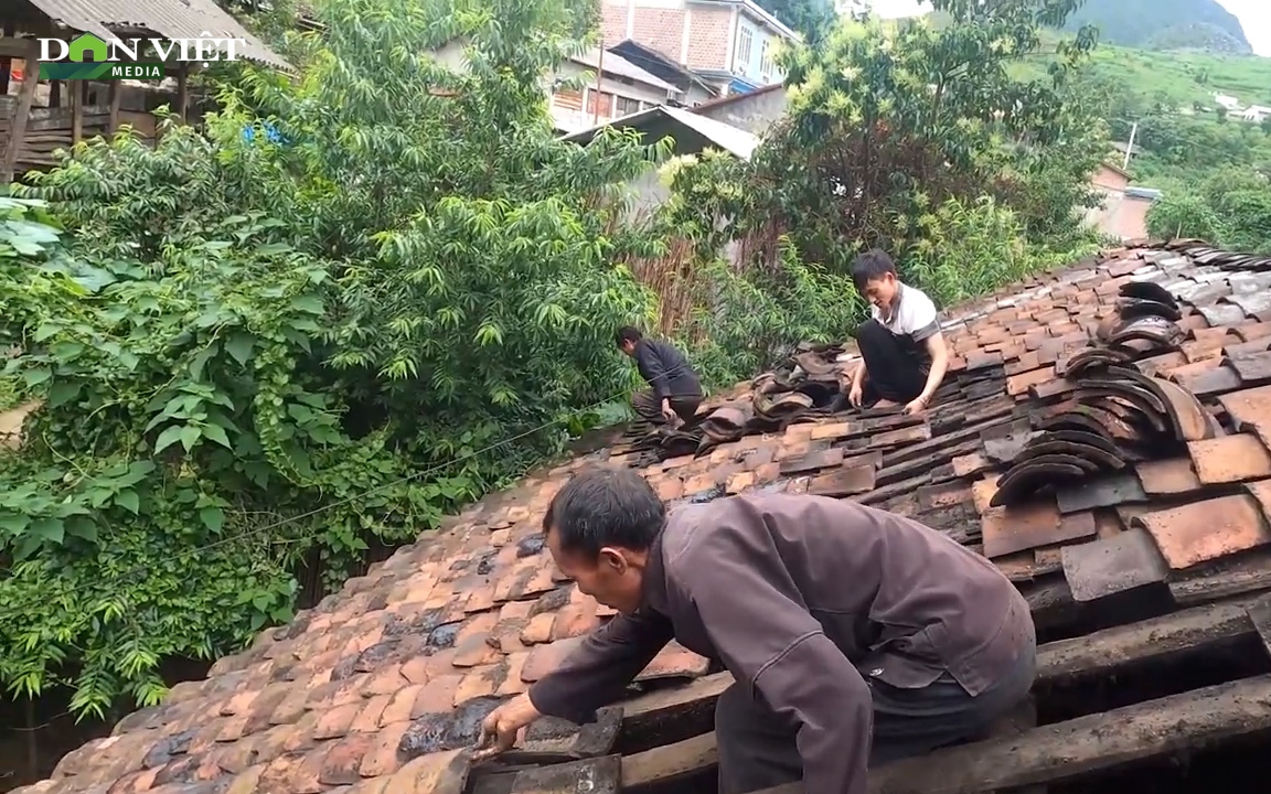 Xem người Mông đảo ngói nhà trình tường trên cao nguyên đá