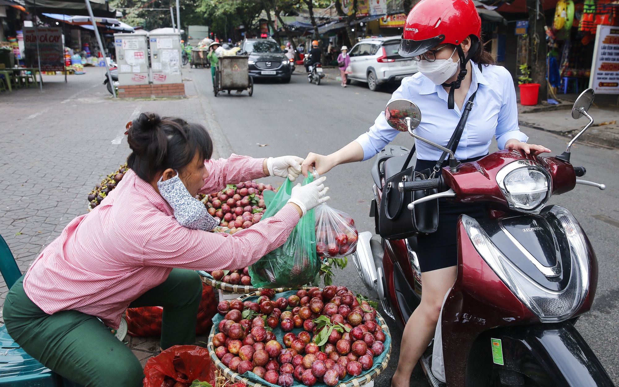 Tiểu thương tại Hà Nội bán hết 65 kg rượu nếp trong ngày Tết Đoan Ngọ