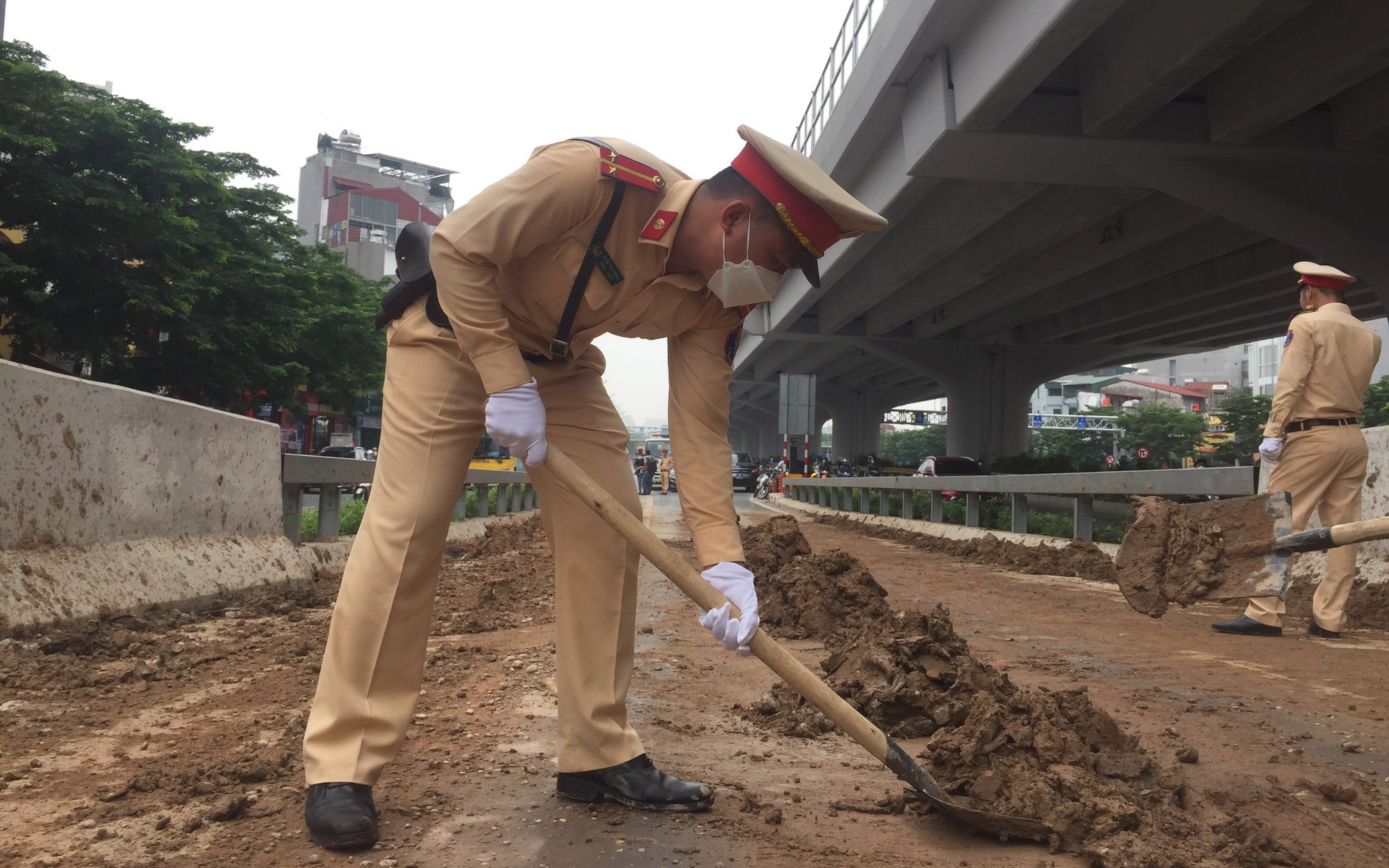  Hà Nội: Bùn đất rơi vãi chất kín lối lên đường vành đai 3 trên cao