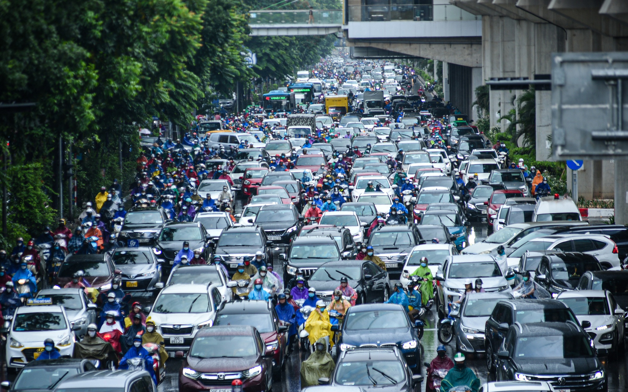 Đường phố Hà Nội lại ùn tắc trầm trọng sau cơn mưa nặng hạt vào buổi sáng