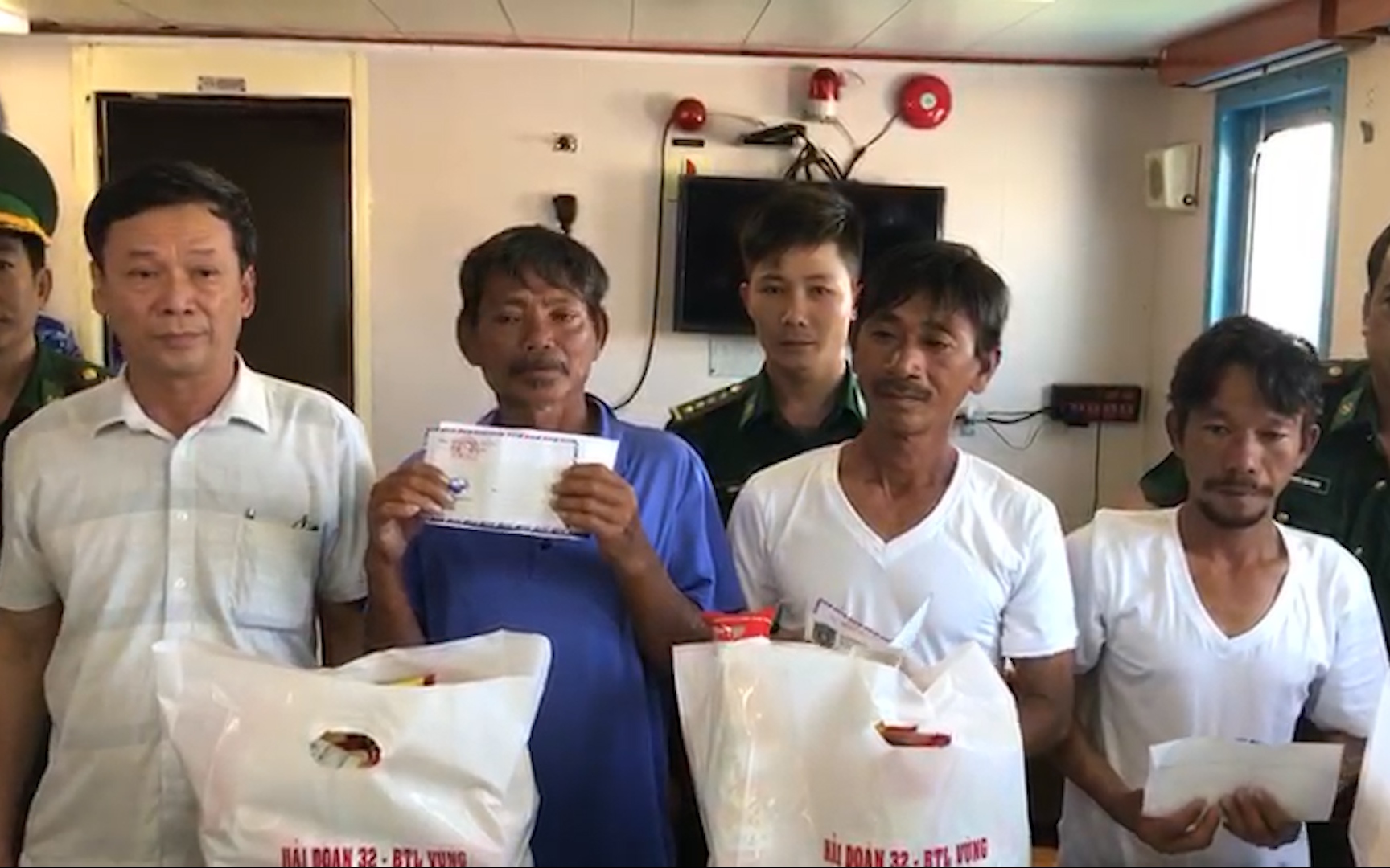 Clip: 4 ngư dân trên tàu cá Bình Thuận gặp nạn vui mừng vào bờ sau 10 ngày mất liên lạc