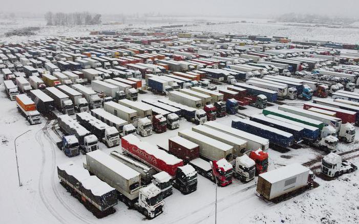 Hình ảnh bão tuyết khiến gần 3.000 xe tải không thể thông quan