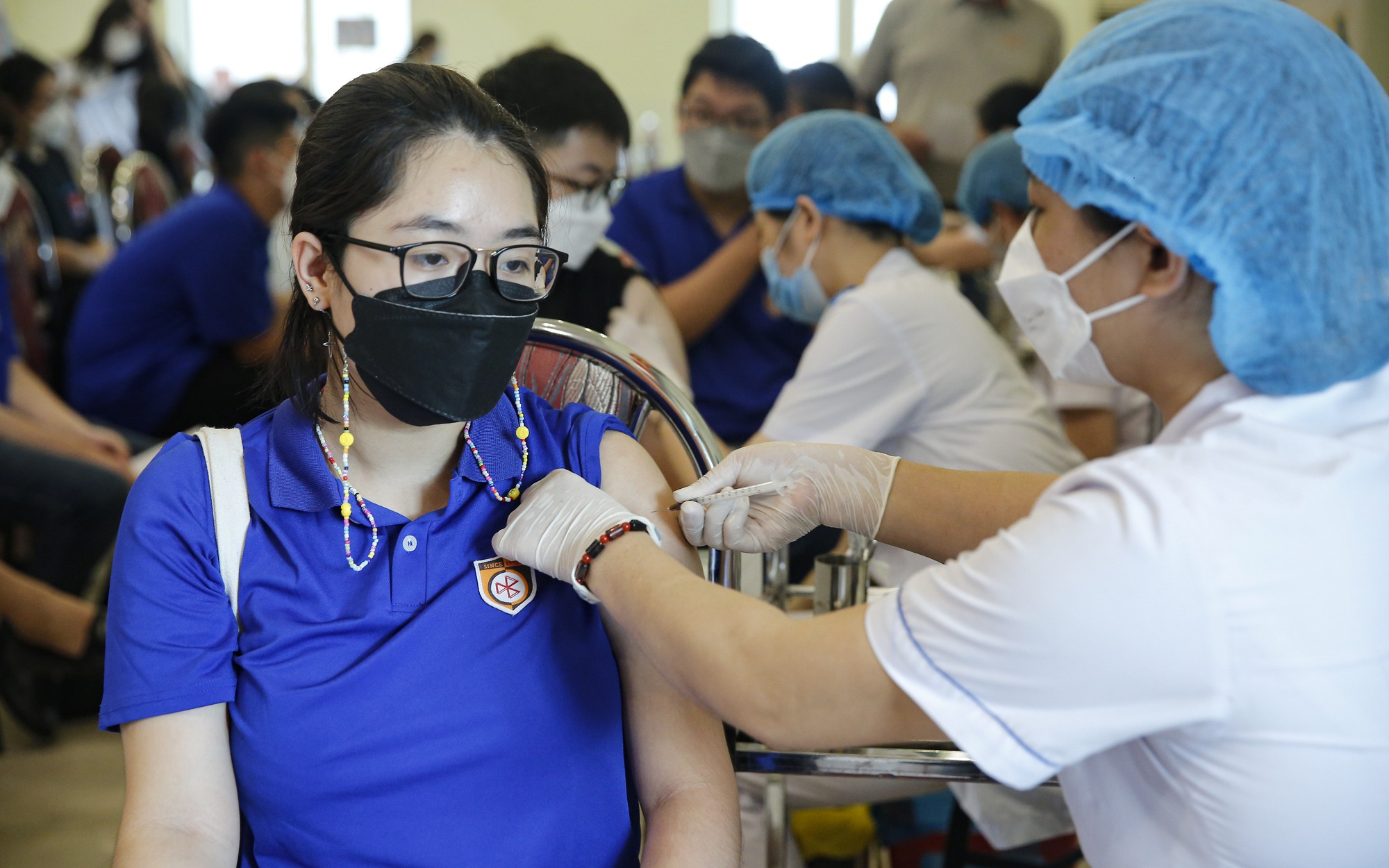 Hình ảnh học sinh Hà Nội xếp hàng tiêm mũi 3 vaccine phòng ngừa Covid-19
