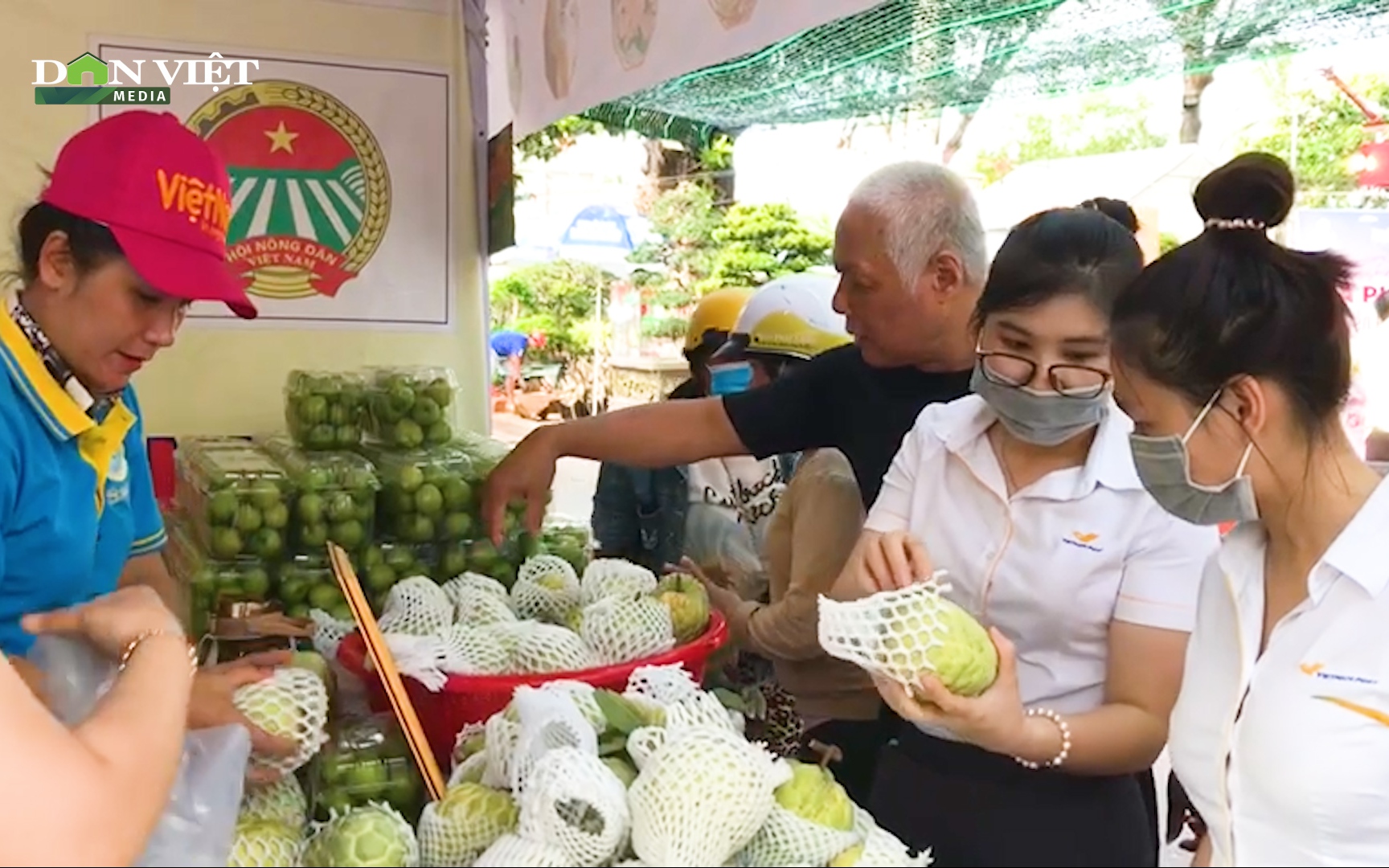 Nhiều sản phẩm đặc trưng vùng miền hút khách tại phiên chợ nông sản Khánh Hòa